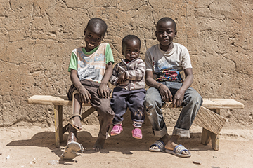 Burkina Faso, Abdoul est un garçon handicapé moteur congénital. Il aime jouer au ballon avec ses camarades de classe.