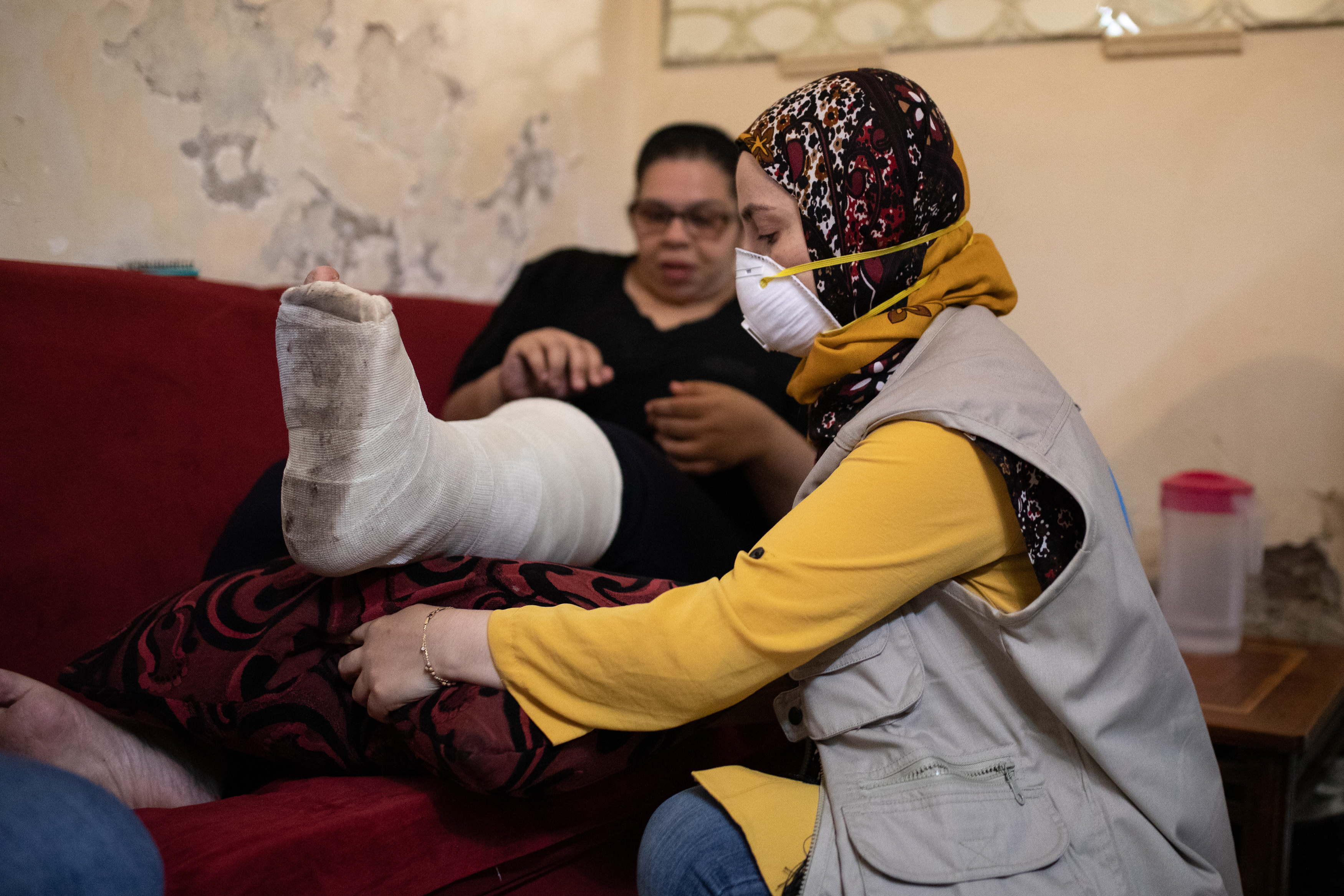 Nada Baghdadi, 27 ans, a une fracture à la jambe suite à l’explosion qui a eu lieu à Beyrouth le 4 août.  Elle bénéficie de séances de réadaptation avec HI, et a reçu des béquilles