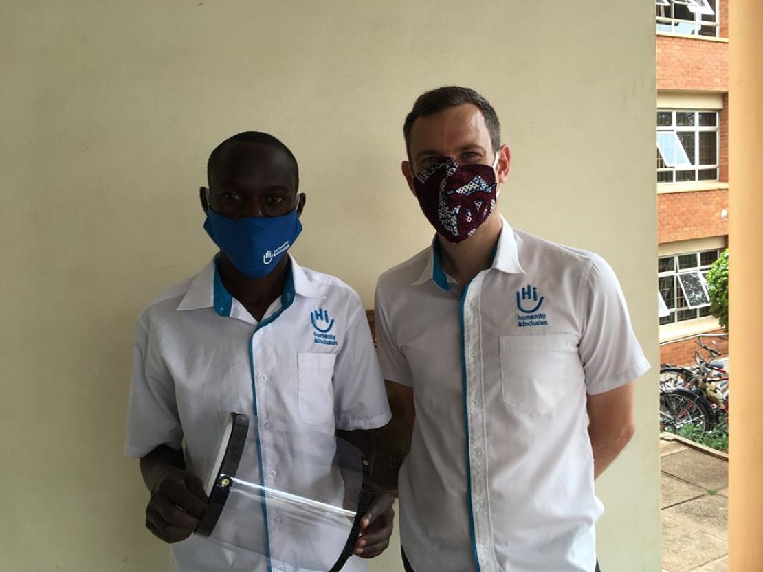 HI fabrique des visières 3D pour les soignants en première ligne contre la COVID-19 en Ouganda