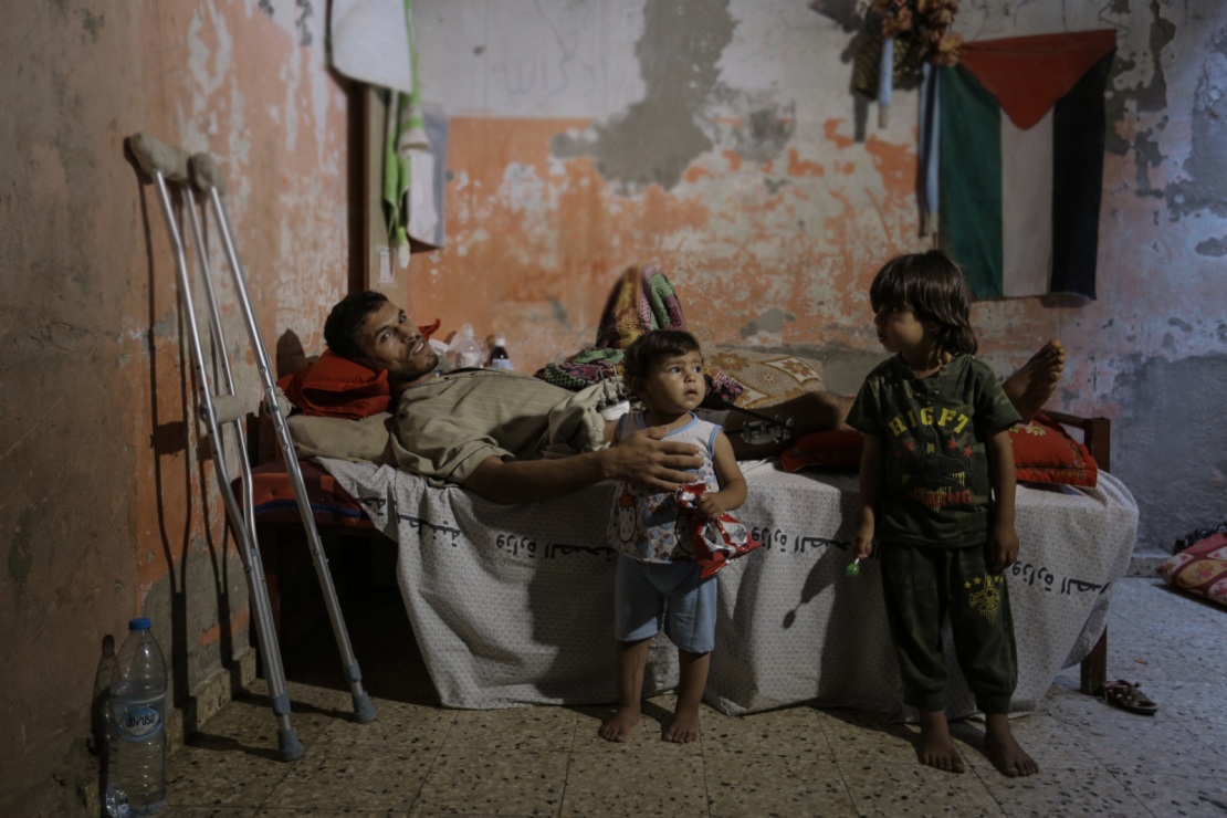 Mohammed et ses deux enfants chez eux à Gaza. Juin 2018	