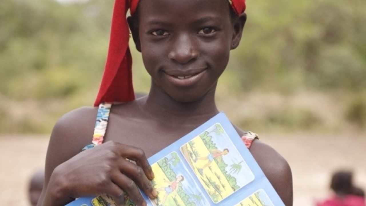 Portrait de Awo Goudiaby, une jeune fille de 11 ans, qui a suivi une session d'éducation aux risques menée par le partenaire d'Handicap International en Casamance, l'Association sénégalaise des victimes de mines (ASVM), dans le village de Leu Feu. Deux sessions ont été tenues en parallèle ce jour-là, une à l’intention des adultes, la seconde à l’intention des enfants. Ayant fui leur village au plus fort du conflit dans les années 2005, les habitants, depuis leur retour, n'osent plus retourner dans certains 