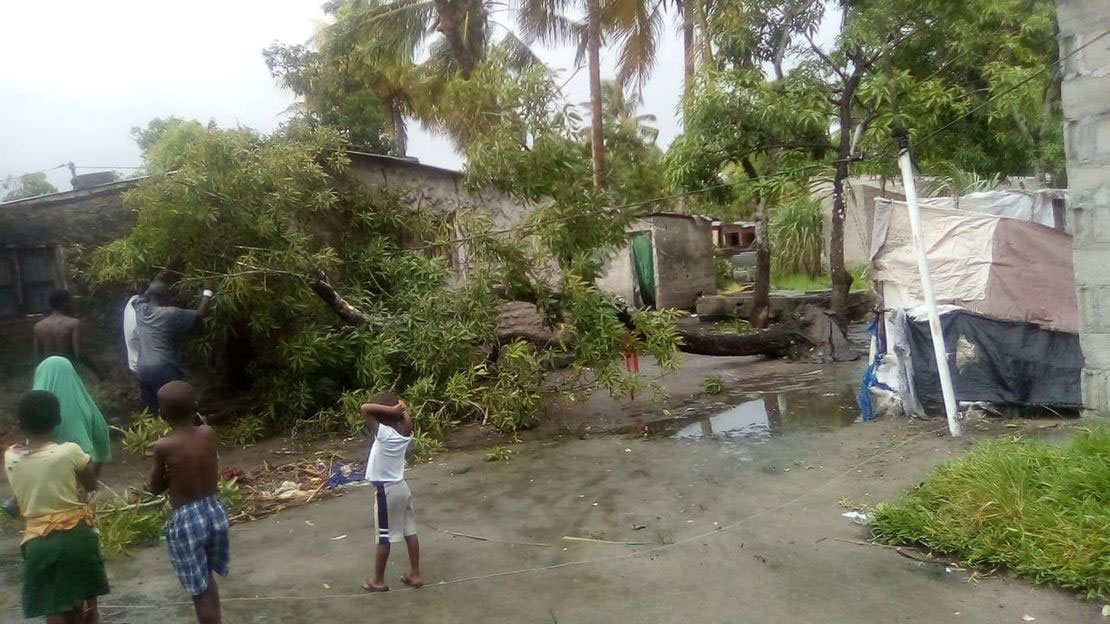 Une famille à Beira, au Mozambique, commence à réparer les dégâts du cyclone Idai 18/03/2019 