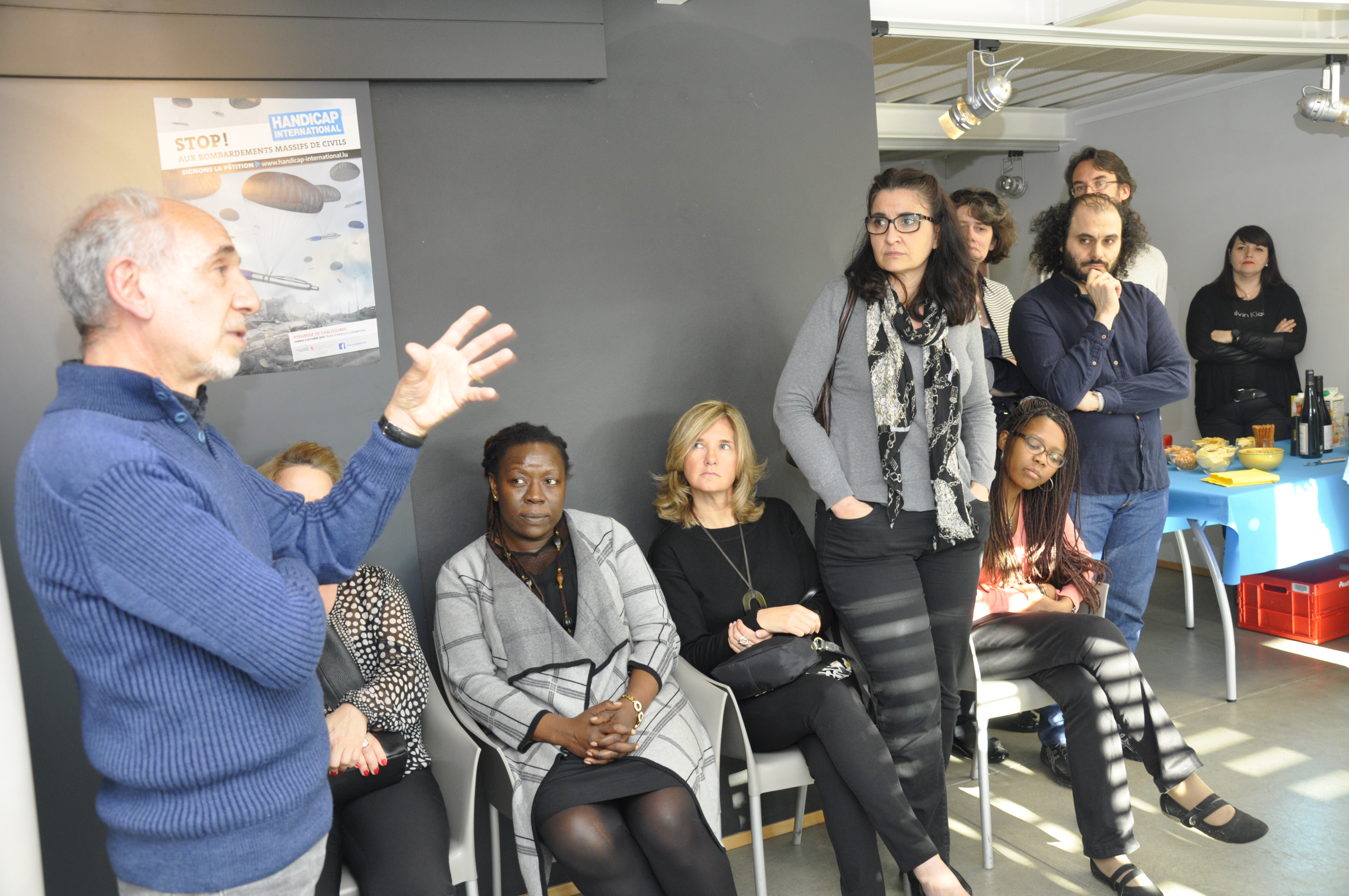 Afterwork HI novembre 2015 – Joëlle Gustin (à d.), chargée de programmes pour Handicap International présentait les défis de l’aide humanitaire dans les camps de réfugiés. L’artiste invité était le sculpteur Manolis Manarakis (à g.) Afterwork HI novembre 2015 – Joëlle Gustin (à d.), chargée de programmes pour Handicap International présentait les défis de l’aide humanitaire dans les camps de réfugiés. L’artiste invité était le sculpteur Manolis Manarakis (à g.)