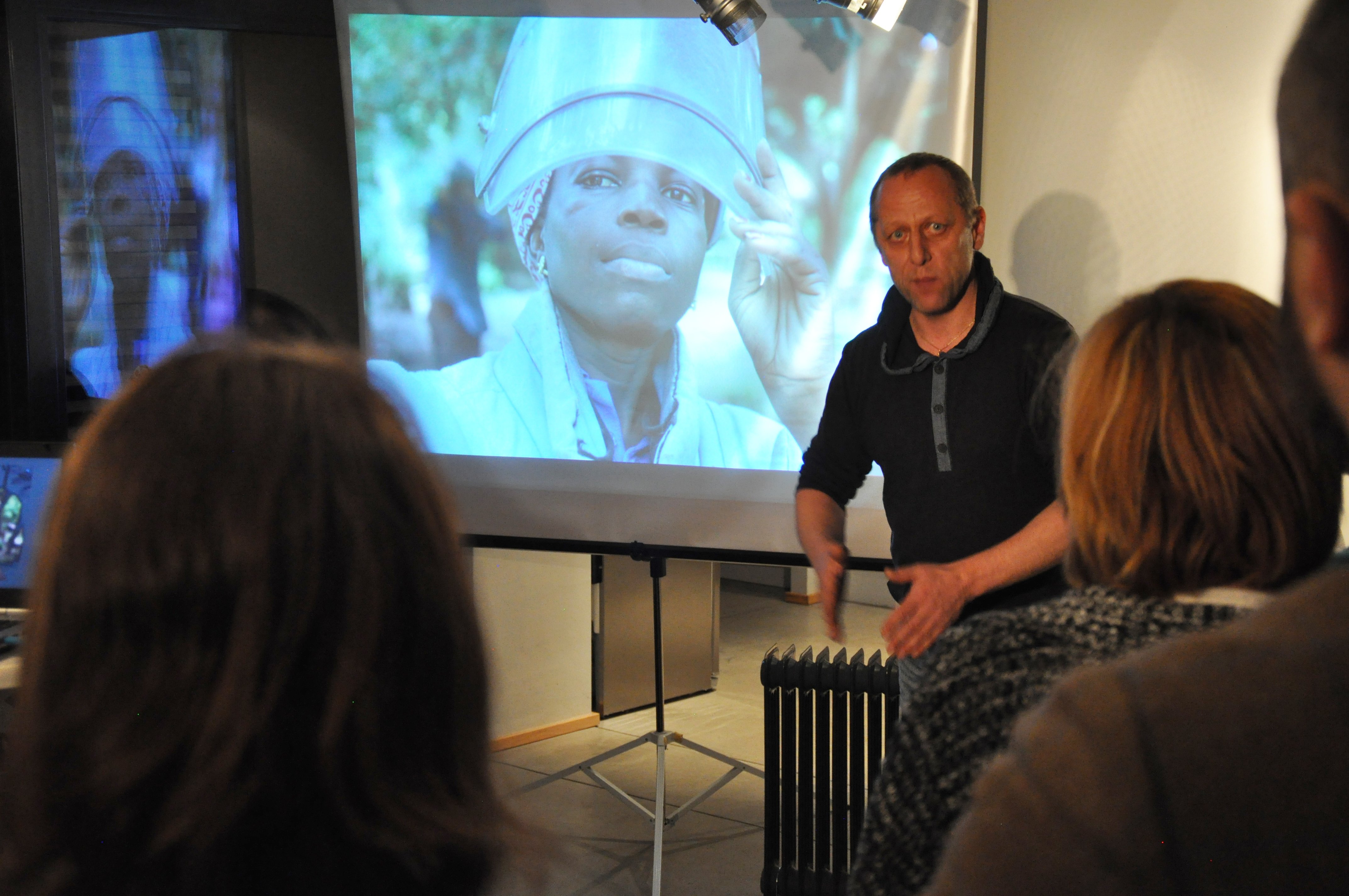 Afterwork HI novembre 2015 – Joëlle Gustin (à d.), chargée de programmes pour Handicap International présentait les défis de l’aide humanitaire dans les camps de réfugiés. L’artiste invité était le sculpteur Manolis Manarakis (à g.) Afterwork HI novembre 2015 – Joëlle Gustin (à d.), chargée de programmes pour Handicap International présentait les défis de l’aide humanitaire dans les camps de réfugiés. L’artiste invité était le sculpteur Manolis Manarakis (à g.)