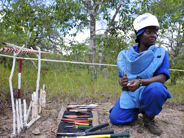 Handicap International intervient au Mozambique afin de favoriser l’accès et la qualité de l’éducation pour les enfants atteints de handicap. L’association soutient également l’insertion des personnes marginalisées et handicapées dans la société, en renforçant les capacités de deux centres d’information, d’orientation et de soutien social qui facilitent notamment l’accès pour les personnes handicapées aux mécanismes de protection sociale.
