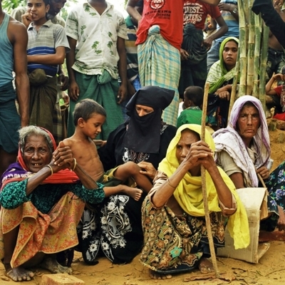 Des femmes d'un camps de réfugiés qui attendent de l'aide alimentaire