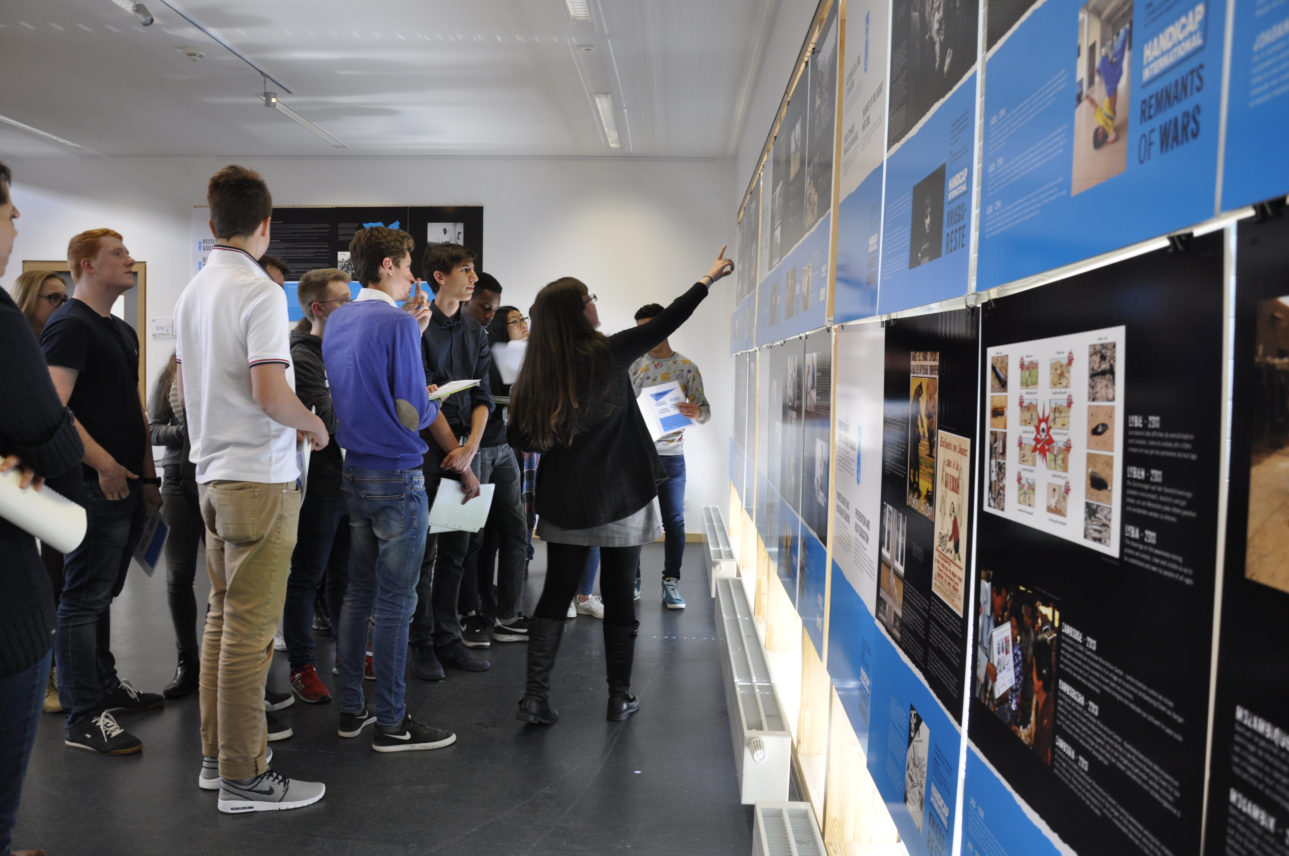 Elèves d’une classe de 1ère du Lycée Vauban en train de suivre la visite guidée de l’exposition « Restes de guerres » en mai 2016. Elèves d’une classe de 1ère du Lycée Vauban en train de suivre la visite guidée de l’exposition « Restes de guerres » en mai 2016.