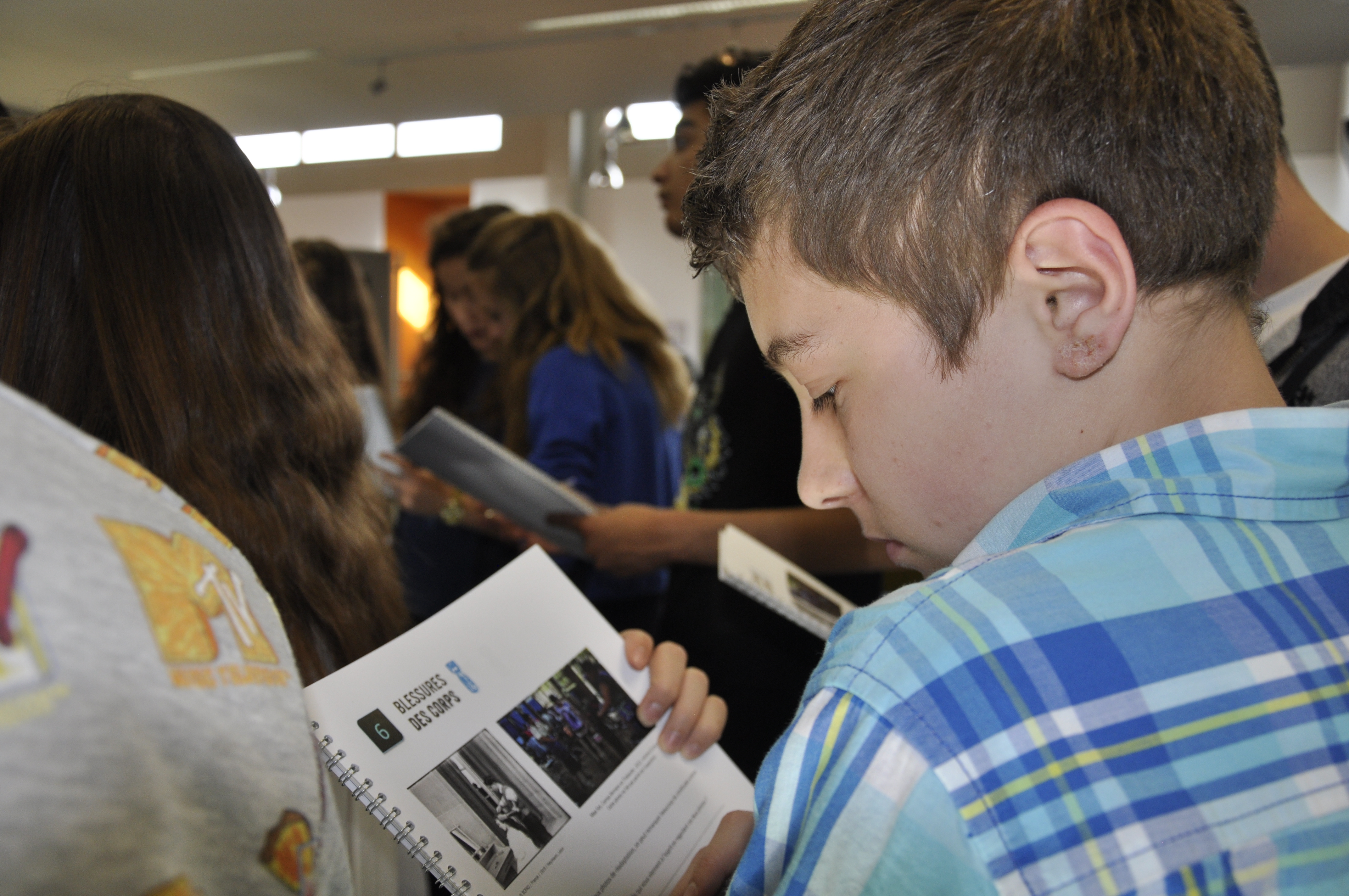 Elèves d’une classe de 1ère du Lycée Vauban en train de suivre la visite guidée de l’exposition « Restes de guerres » en mai 2016. Elèves d’une classe de 1ère du Lycée Vauban en train de suivre la visite guidée de l’exposition « Restes de guerres » en mai 2016.