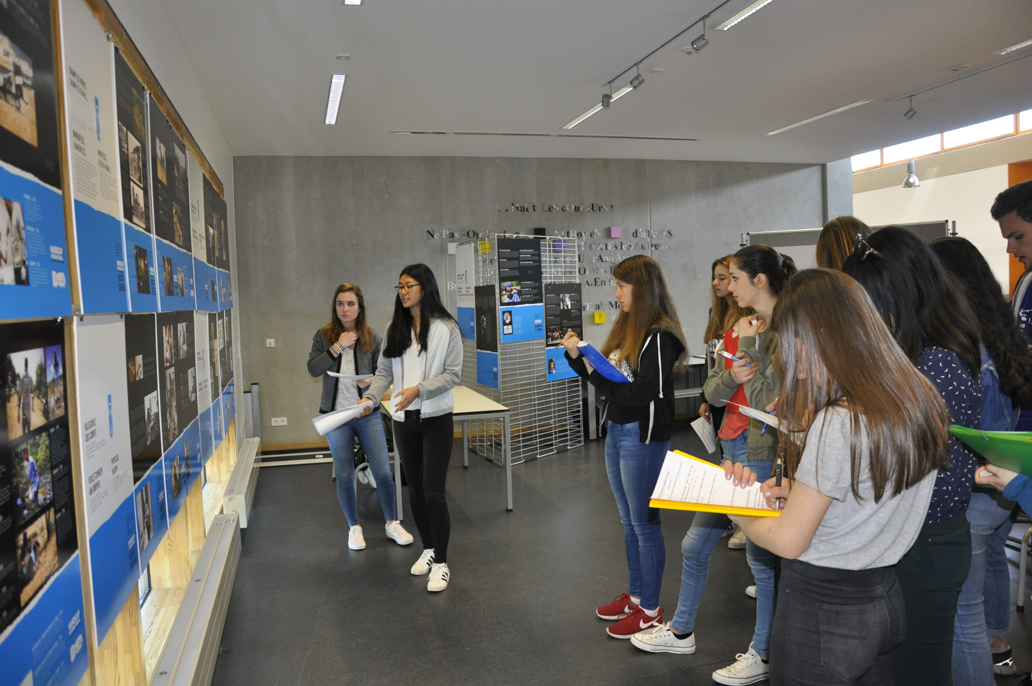 Elèves d’une classe de 1ère du Lycée Vauban en train de suivre la visite guidée de l’exposition « Restes de guerres » en mai 2016. Elèves d’une classe de 1ère du Lycée Vauban en train de suivre la visite guidée de l’exposition « Restes de guerres » en mai 2016.