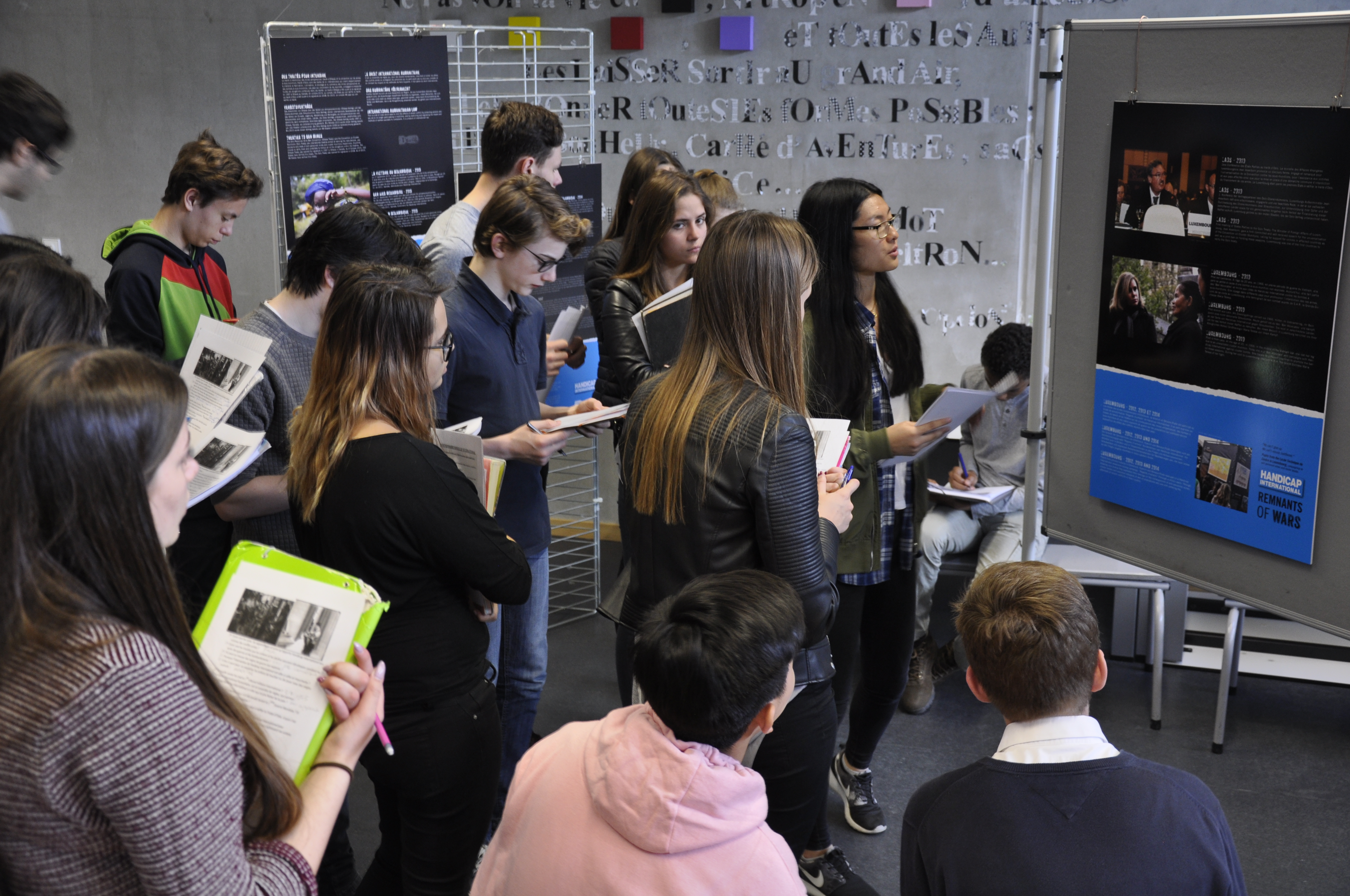 Elèves d’une classe de 1ère du Lycée Vauban en train de suivre la visite guidée de l’exposition « Restes de guerres » en mai 2016. Elèves d’une classe de 1ère du Lycée Vauban en train de suivre la visite guidée de l’exposition « Restes de guerres » en mai 2016.
