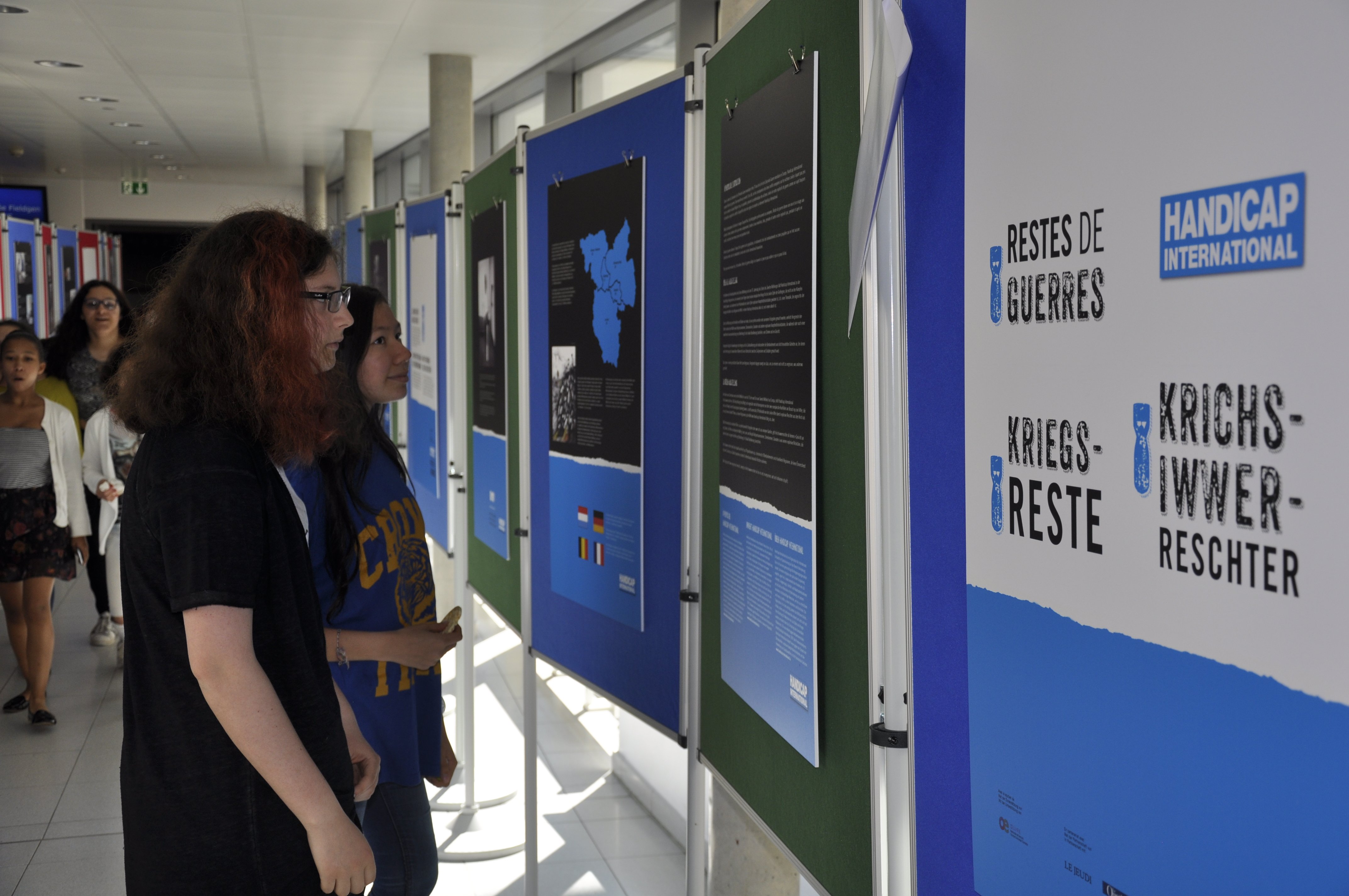 Elèves d’une classe de 1ère du Lycée Vauban en train de suivre la visite guidée de l’exposition « Restes de guerres » en mai 2016. Elèves d’une classe de 1ère du Lycée Vauban en train de suivre la visite guidée de l’exposition « Restes de guerres » en mai 2016.