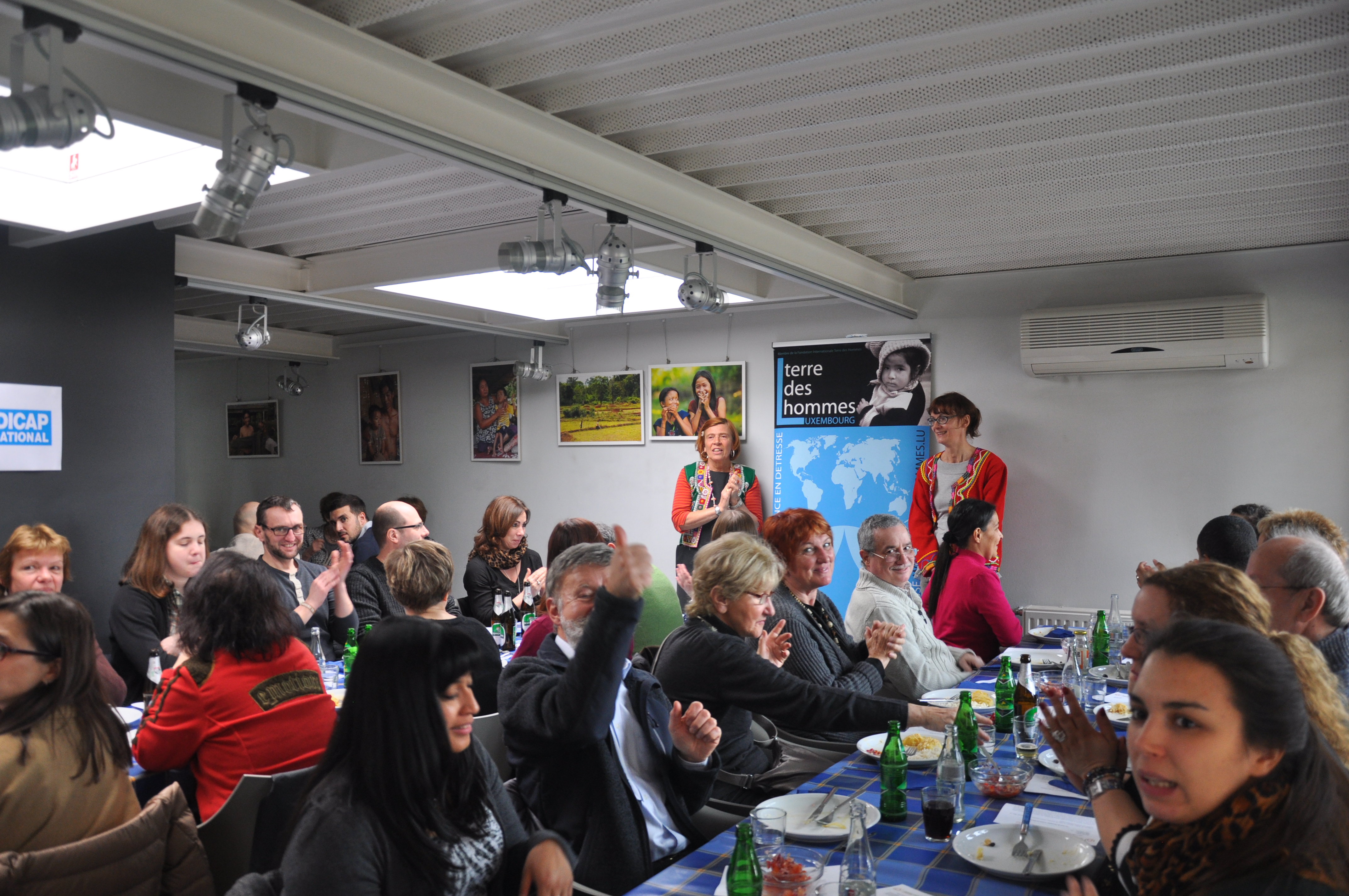 Septembre 2015 - Cuisine du Monde Palestine - Martin Lagneau, directeur de Handicap International Luxembourg, présente la problématique des bombardements massifs de civils en zones peuplées, pratique de guerre dénoncée par Handicap International et contre laquelle l’association appelle à la mobilisation citoyenne. Septembre 2015 - Cuisine du Monde Palestine - Martin Lagneau, directeur de Handicap International Luxembourg, présente la problématique des bombardements massifs de civils en zones peuplées, pratique de guerre dénoncée par Handicap International et contre laquelle l’association appelle à la mobilisation citoyenne.