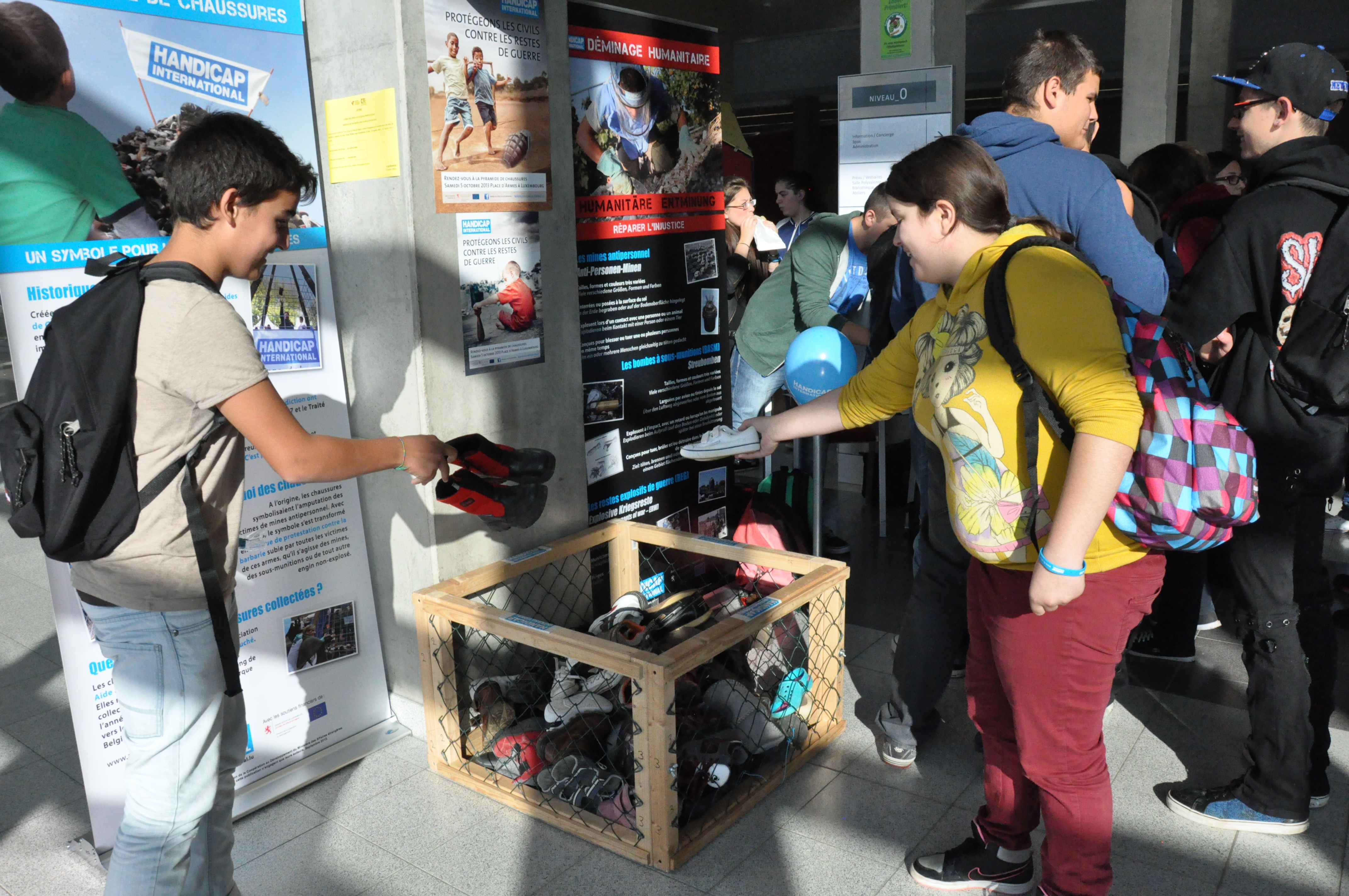 Elèves du Lycée Technique du Centre, en novembre 2013 : Mini-Pyramide de Chaussures, stand d’information et intervention en classe organisés par les élèves. Elèves du Lycée Technique du Centre, en novembre 2013 : Mini-Pyramide de Chaussures, stand d’information et intervention en classe organisés par les élèves.