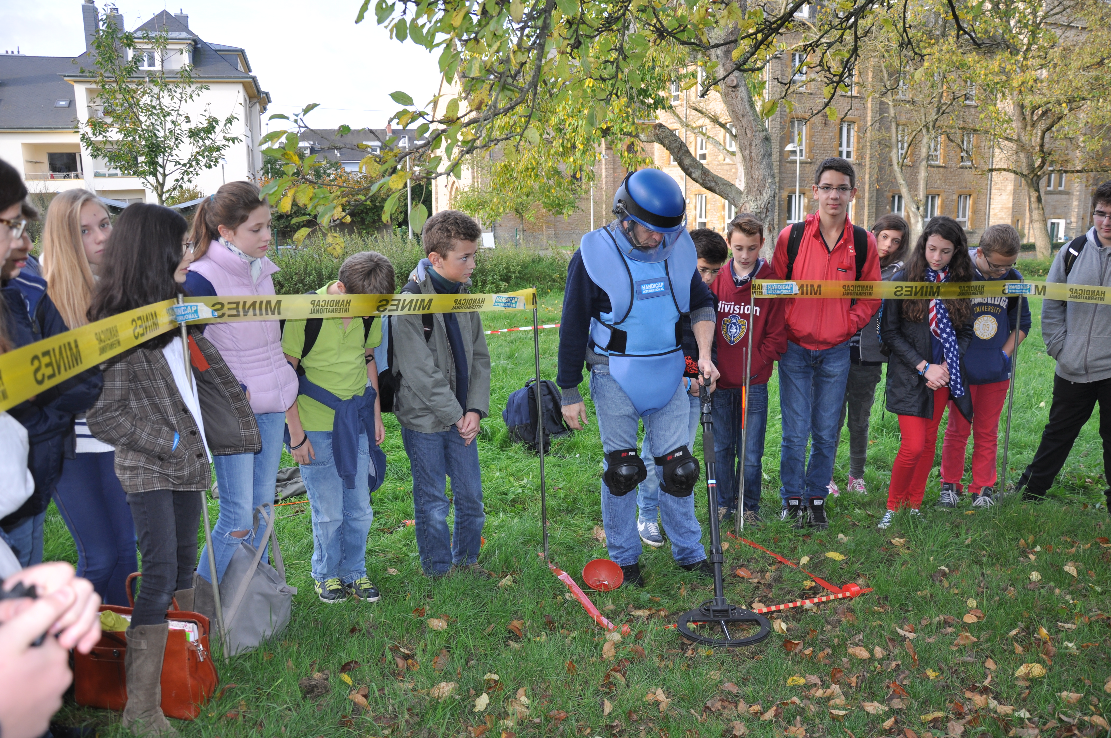 Philippe Houliat, référent technique déminage pour Handicap International, explique les dangers causés par les mines, BASM et REG aux élèves dE l’École privée Fieldgen en mai 2016. Philippe Houliat, référent technique déminage pour Handicap International, explique les dangers causés par les mines, BASM et REG aux élèves dE l’École privée Fieldgen en mai 2016.