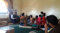 Les enfants de la famille d’Abdurrahman et leurs voisins participent à la session d’éducation aux risques.
