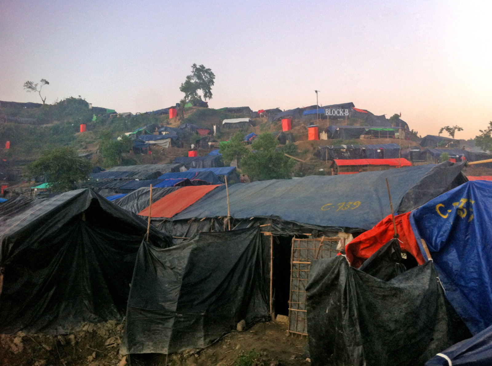 Des abris dans une extension du camp, octobre 2017