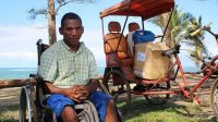 Un homme de Manakara a reçu des kits de première nécessité et une aide financière de HI. 