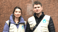 Caglar Tahiroglu, responsable du soutien psychologique et psychosocial d’urgence de HI (à gauche) et Denys Byzov (à droite), médiateur culturel de HI pour les projets d’urgence en Ukraine. 