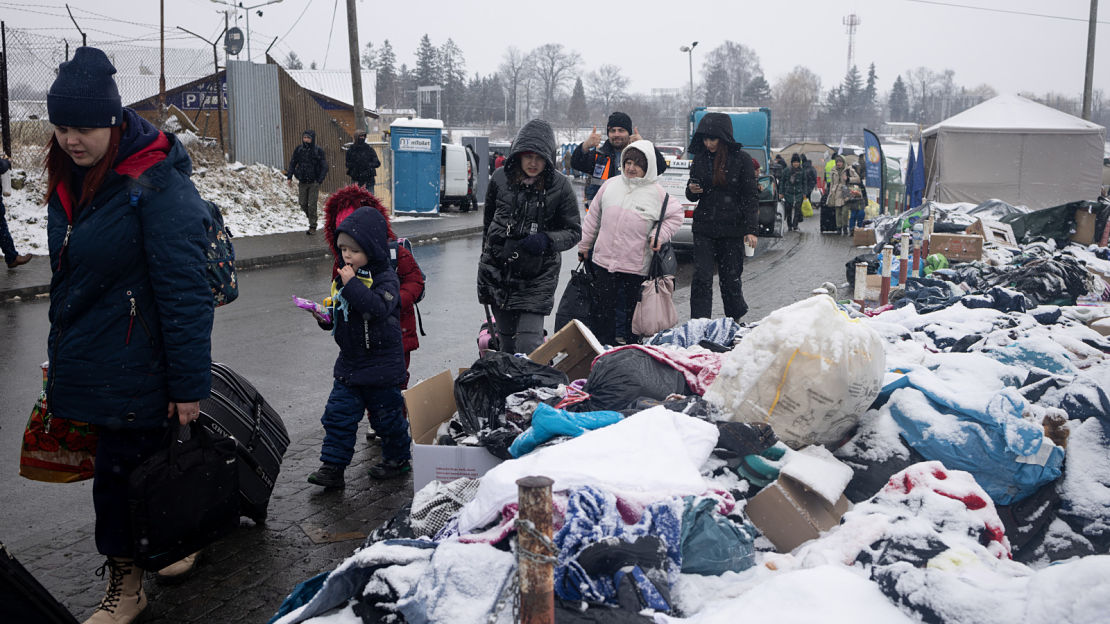Des familles fuyant le conflit en Ukraine traversent la frontière avec la Pologne. © Tom Nicholson / HI