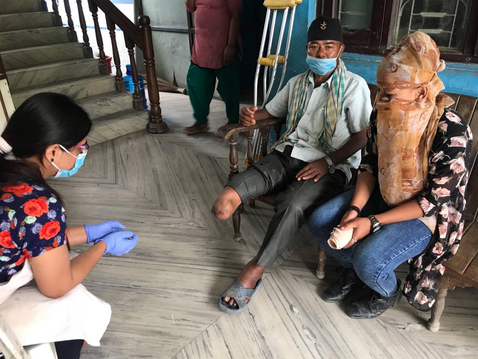 Un patient va suivre une séance de réadaptation avec les kinés de HI au Népal, durant l'épidémie Covid-19