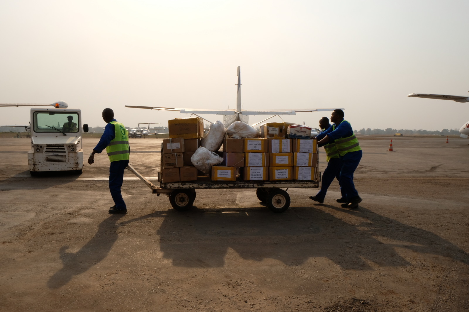 Des agents de HI préparent un chargement à l'aéroport international de Bangui	