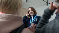 Yevheniia KHORUZHA, responsable de l'éducation au risque chez HI, explique aux enfants les comportements à adopter en matière de sécurité à travers une histoire éducative préparée par les équipes HI de Poltava. 