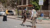 Séance de rééducation avec un kinésithérapeute HI dans la cour du centre de Sana’a 
