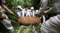 Cette bombe de 450 kg a été trouvée par des enfants près du village laotien de Souang Ngai. L'équipe de Handicap International l'a déplacée vers un site sécurisé pour la neutraliser et la détruire, un travail de près de 3 heures. Photo d'archive 2008