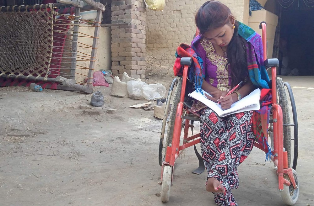 Née avec une paralysie cérébrale, Rabina bénéficie du projet ENGAGE au Népal. Ayant fait rapidement des progrès impressionnants, cette jeune femme à la volonté de fer va désormais à l'école ordinaire.