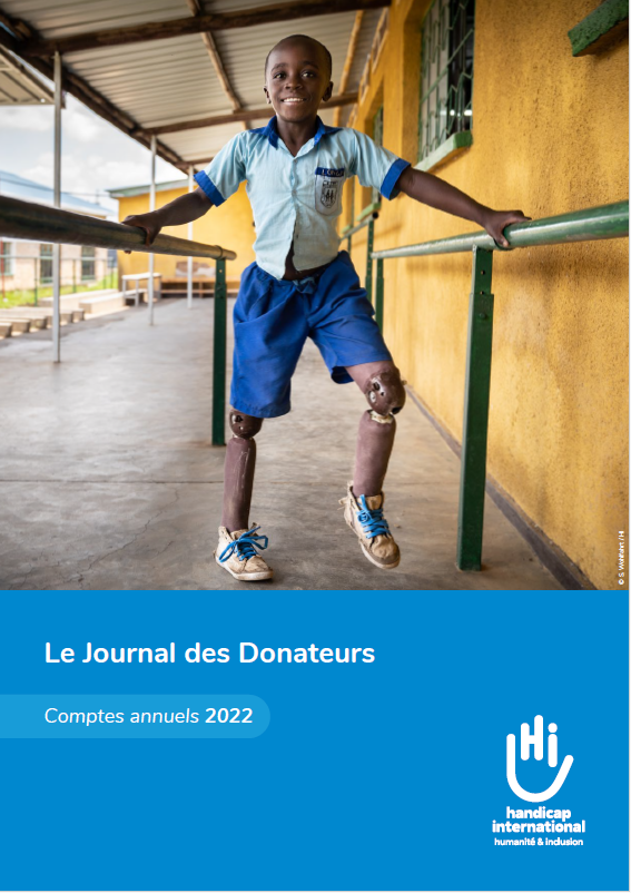 Couverture du journal des donateurs 2023 montrant un jeune garçon se tenant debout avec une prothèse