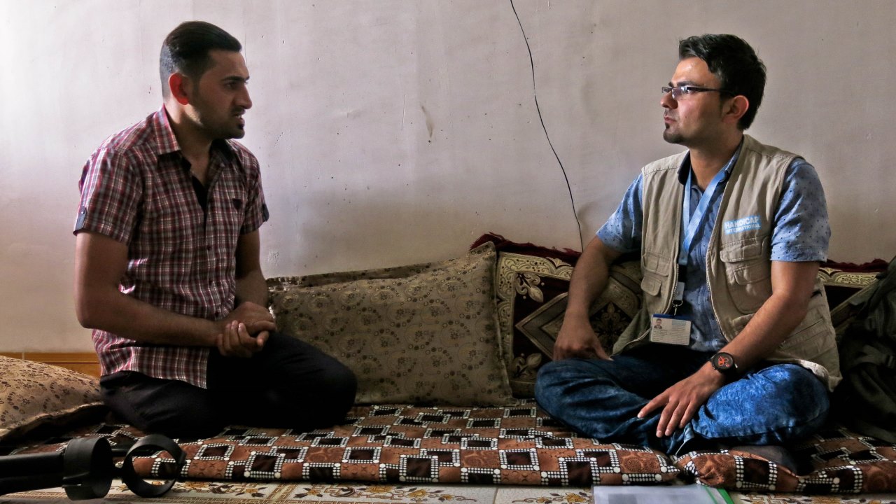 Shwan, travailleur de Handicap International, écoute le récit d’Abdelillah lors d’une session de soutien psychosocial. 