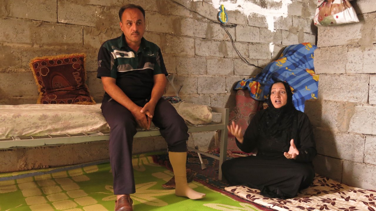 Hamed et sa femme, assis dans leur logement de fortune, à  Kirkouk.  