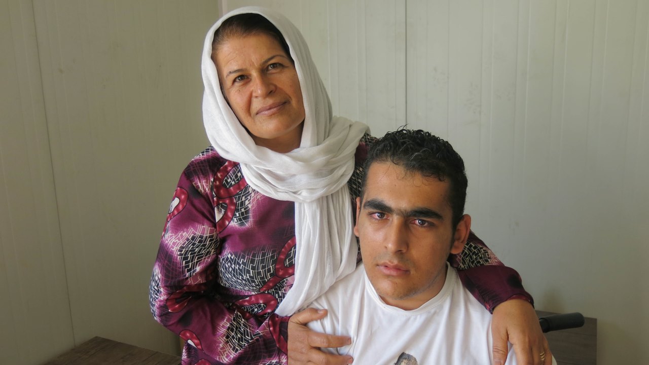 Badria et son fils, lors d’une réunion du projet de renforcement des capacités des personnes handicapées et blessées au sein de la population syrienne.