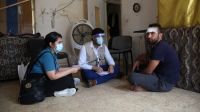 Rasha et Raymond, de l'équipe de premiers secours psychosociaux, interrogent un homme blessé à son domicile à Beyrouth 