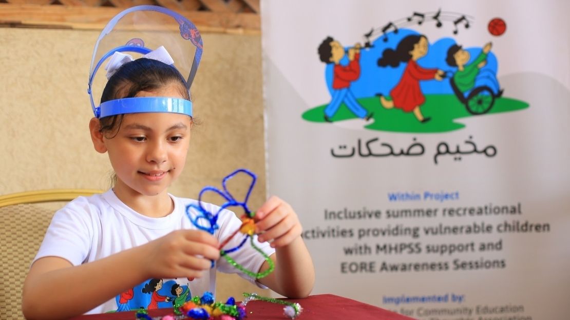 Sarah, une jeune enfant pendant les activités récréatives organisées à Gaza par Handicap International