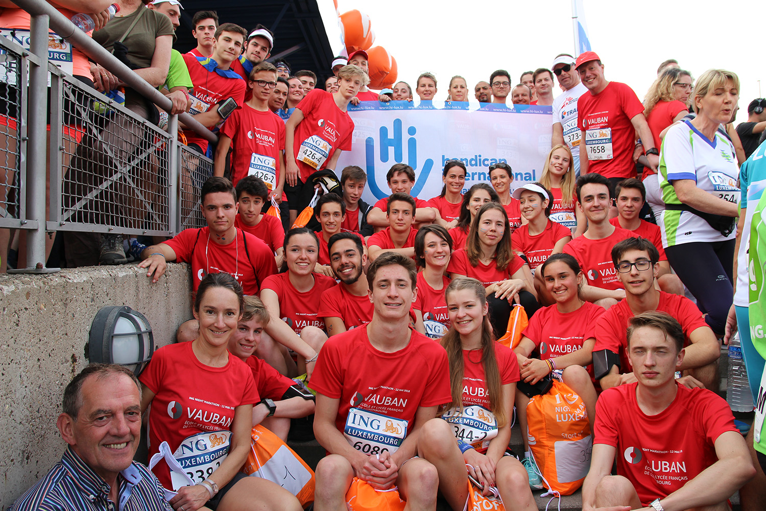 Pierre Delandmeter (en bas à gauche) accompagne les élèves du Lycée Vauban lors de l'ING Marathon 2018