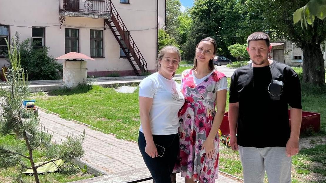 Anna Bekh, responsable de projet pour Handicap International (au milieu) avec Natali et Konstantin dans le centre qu'ils dirigent pour héberger les personnes déplacées par le conflit en Ukraine.