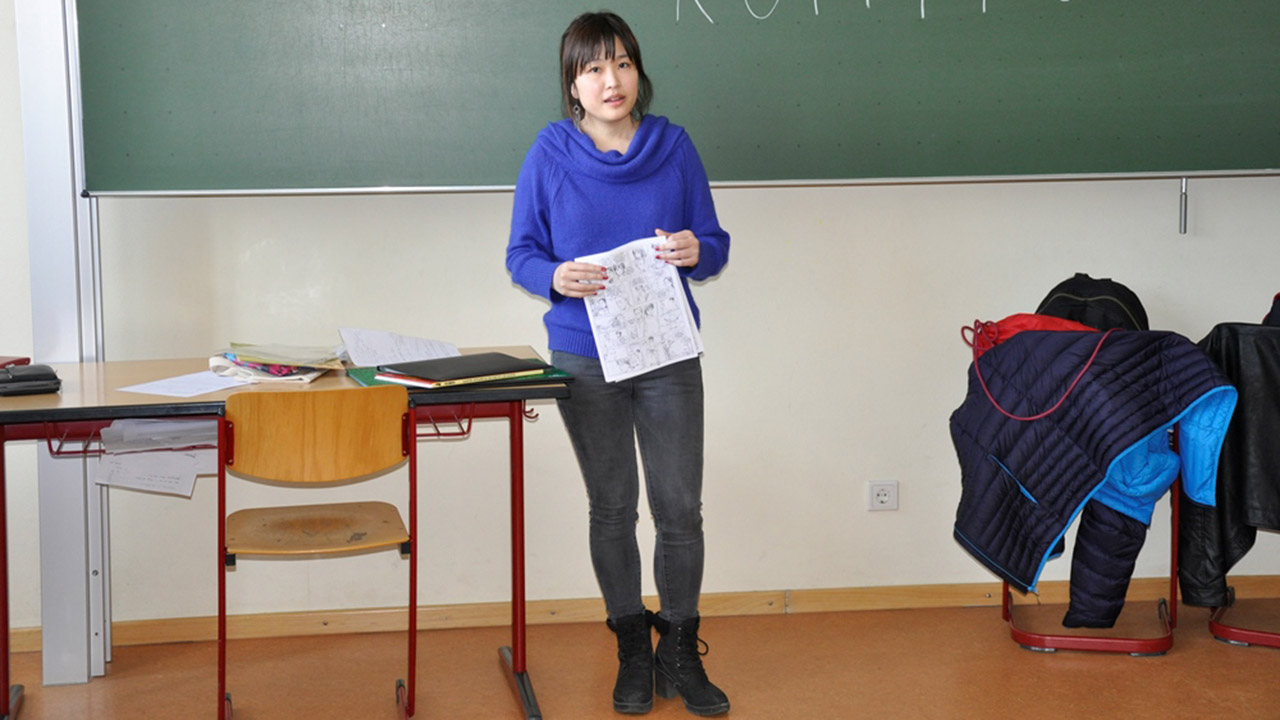 La Mangaka Kumiyo en classe avec les élèves.