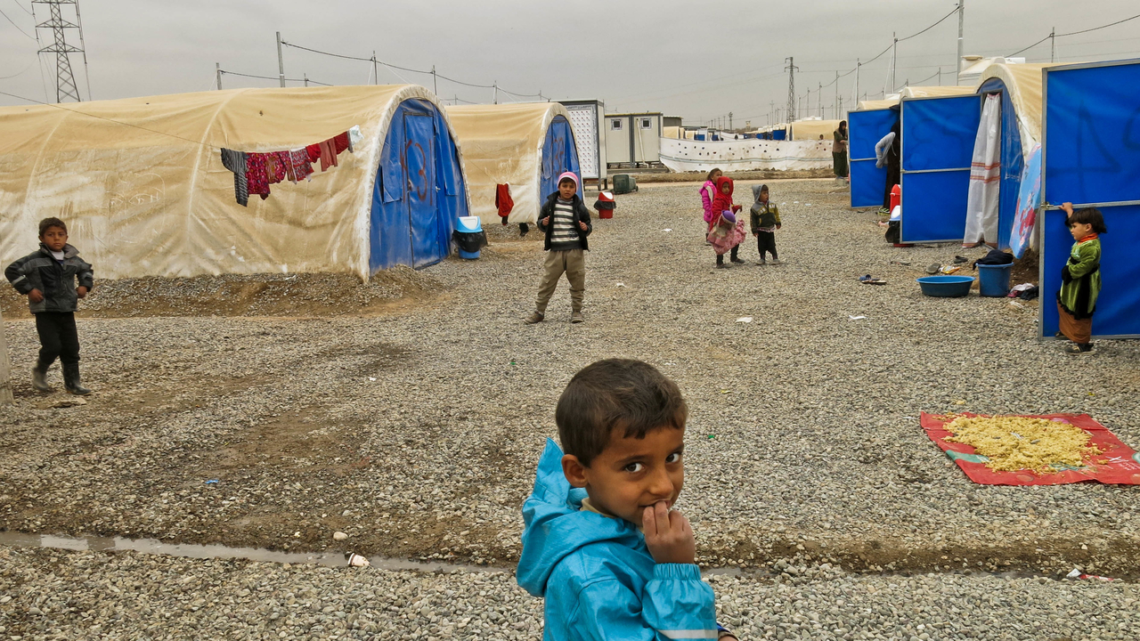 Des enfants jouent dans le camp de Khazer, l’un des plus grands camps de déplacés accueillant la population de Mossoul et ses environs.