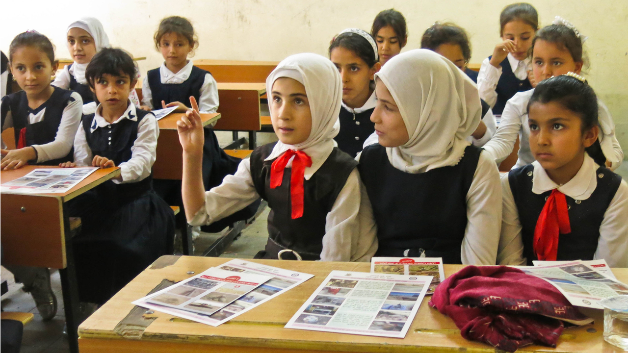  Des petites filles participent à une session d’éducation aux risques des mines, dans une école du gouvernorat de Kirkouk.
