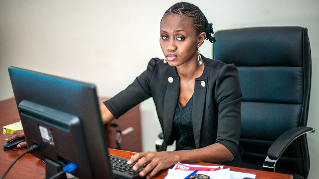Binetou Toure, juriste, embauchée au Ministère de la promotion des investissements. Dakar, Senegal, 23 novembre 2016.