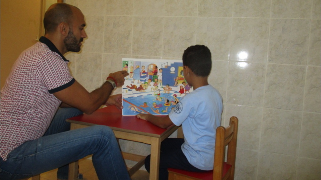 Séance d’orthophonie dans un des trois centres d’accueil d’enfants soutenus par Handicap International au Liban.