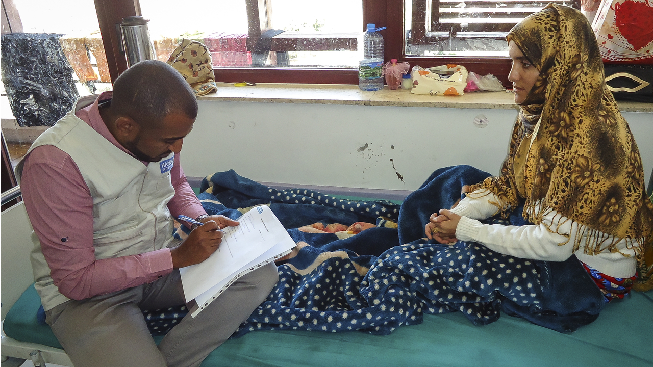 Bushra, 24 ans, sur son lit, à l'hôpital Al-Thawra de Sana'a. Blessée à une jambe après un bombardement, elle a été prise en charge par Handicap International qui lui a donné un déambulateur et offert des séances de soutien psychosocial. 