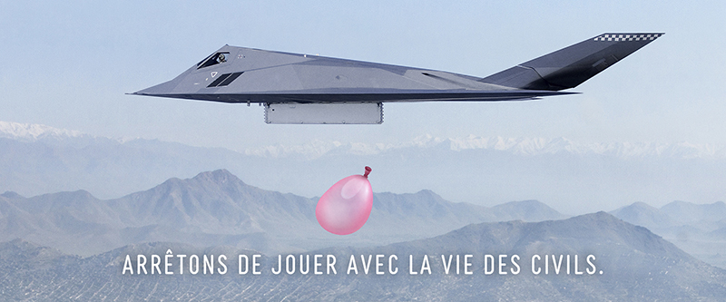 Un avion de chasse larguant un ballon de baudruche