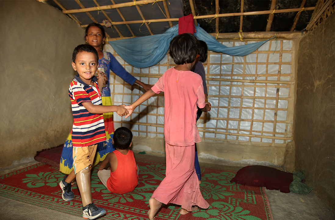 Anouar faisant une ronde avec d'autres enfants Anouar faisant une ronde avec d'autres enfants