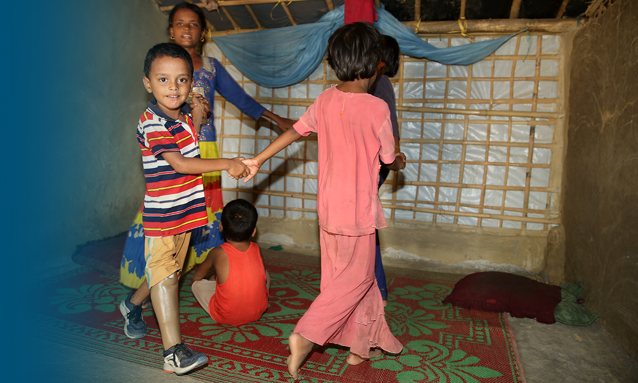 Anouar faisant une ronde avec d'autres enfants Anouar faisant une ronde avec d'autres enfants