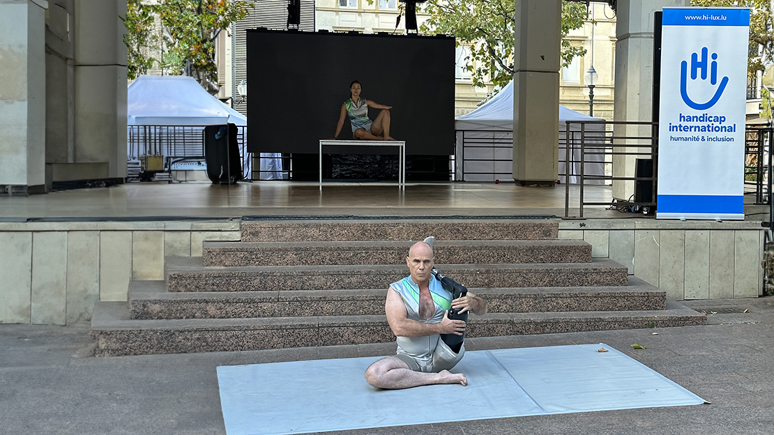 Un danseur avec une prothèse sur un tapis