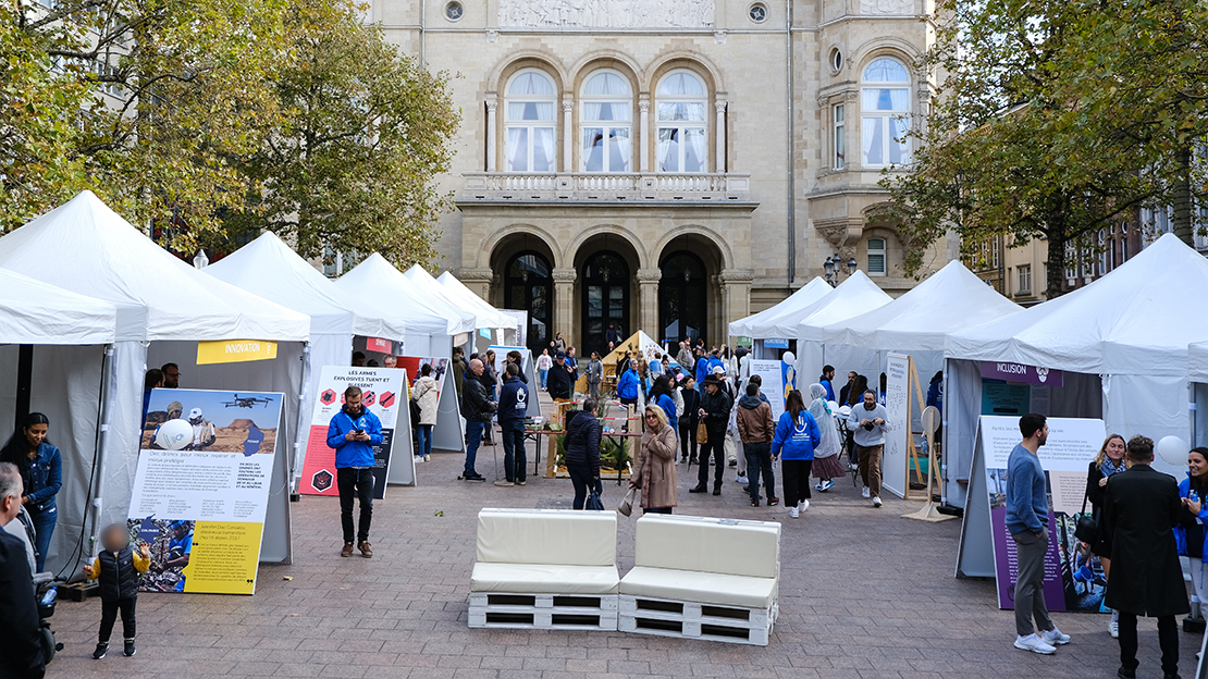 Des chapiteaux alignés avec une foule au milieu