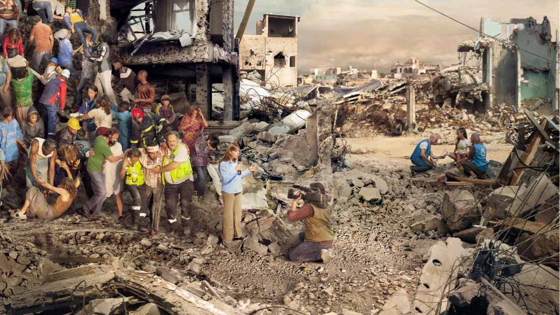 Le décor est constitué de ruines. Une foule avec des sauveteurs et des personnes blessées se situe à gauche de l'image, devant eux une journaliste filmée par une caméra fait un reportage. A droite de l'image, une équipe de Handicap International intervient pour aider des victimes.