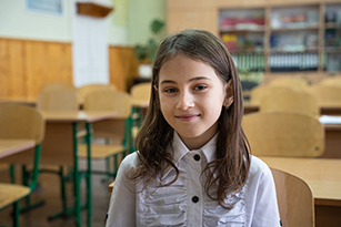 Myroslava, 10 ans, sensibilisée aux risques liés aux explosifs et munitions.